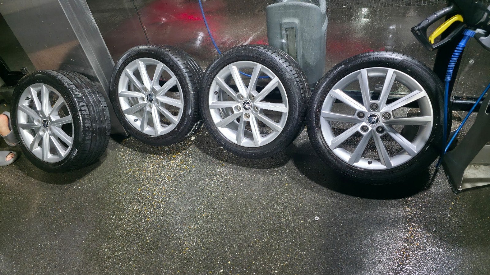 Set van 4 Skoda velgen 17 inch met Continental banden, Auto diversen, Wieldoppen, Ophalen, Gebruikt