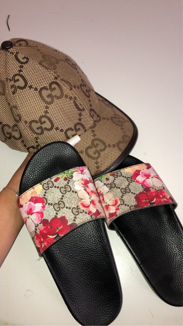 Bruine Gucci pet met grote letters en slippers, Kleding | Dames, Ophalen of Verzenden, Zo goed als nieuw, One size fits all, Pet