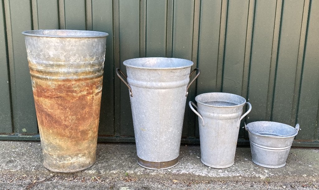 Brocante oude zinken vazen en klein emmertje, Ophalen of Verzenden, Balkon, ---, Metaal