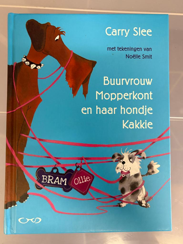 Buurvrouw Mopperkont en haar hondje Kakkie - Carry Slee, Ophalen of Verzenden, Zo goed als nieuw, Fictie algemeen