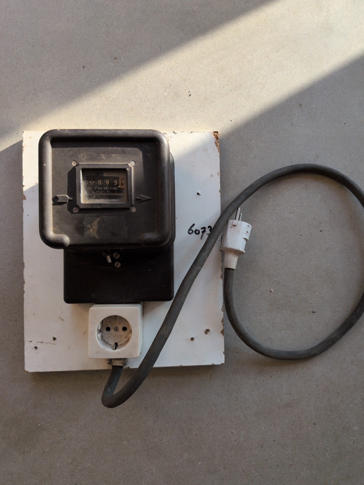 Elektriciteitsmeter met Stopcontact en Kabel, Doe-het-zelf en Verbouw, Elektra en Kabels, Ophalen of Verzenden