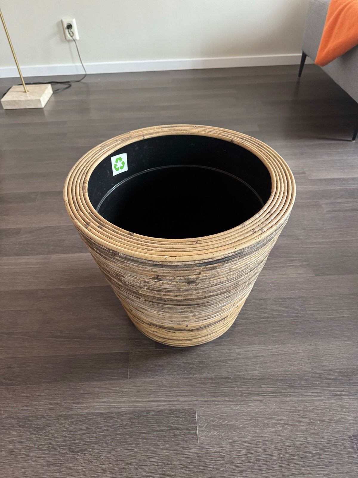 Rotan bloempot met kunststof binnenpot, Tuin en Terras, Overige materialen, Gebruikt, Rond, Binnen