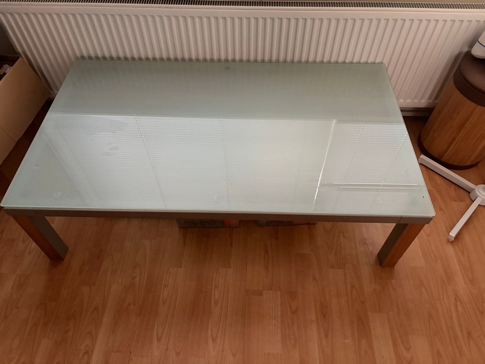 Glazen eettafel met houten poten, Huis en Inrichting, Ophalen, Gebruikt, 50 tot 100 cm, 100 tot 150 cm
