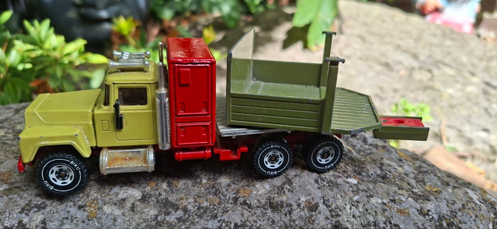 Vintage speelgoed vrachtwagen Mack - Made in W. Germany, Ophalen of Verzenden, Gebruikt