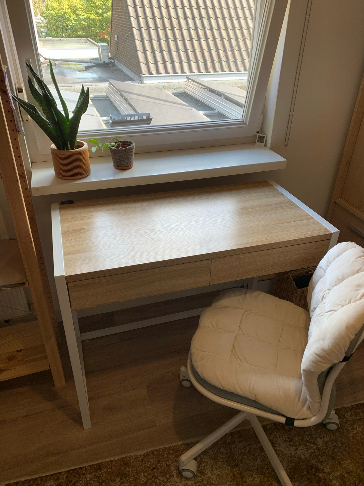 Modern bureau met stoel in goede staat, Huis en Inrichting, Bureaus, Ophalen, Gebruikt, Bruin, Modern