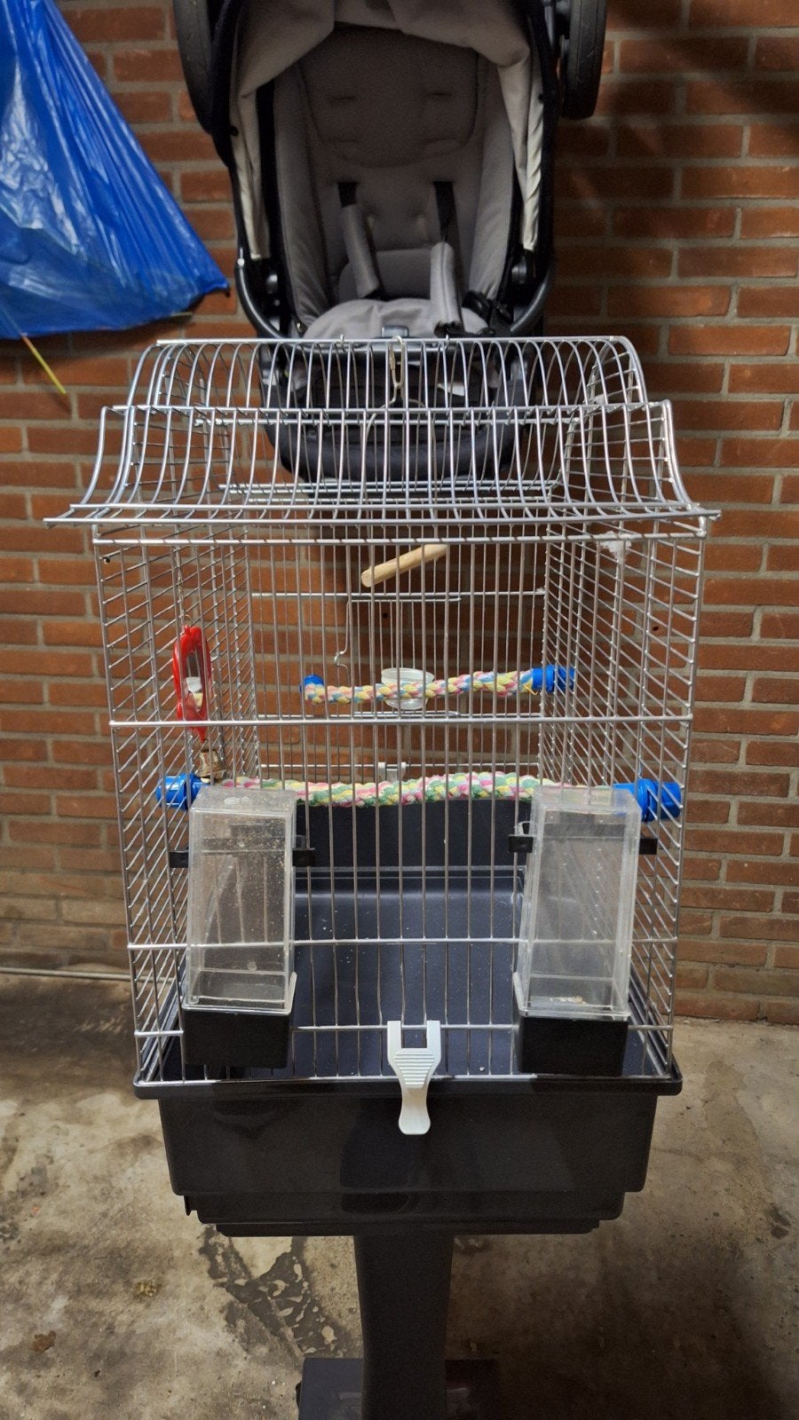 vogelkooi zilverkleurig op verrijdbare poot., Dieren en Toebehoren, Ophalen, Metaal, Vogelkooi