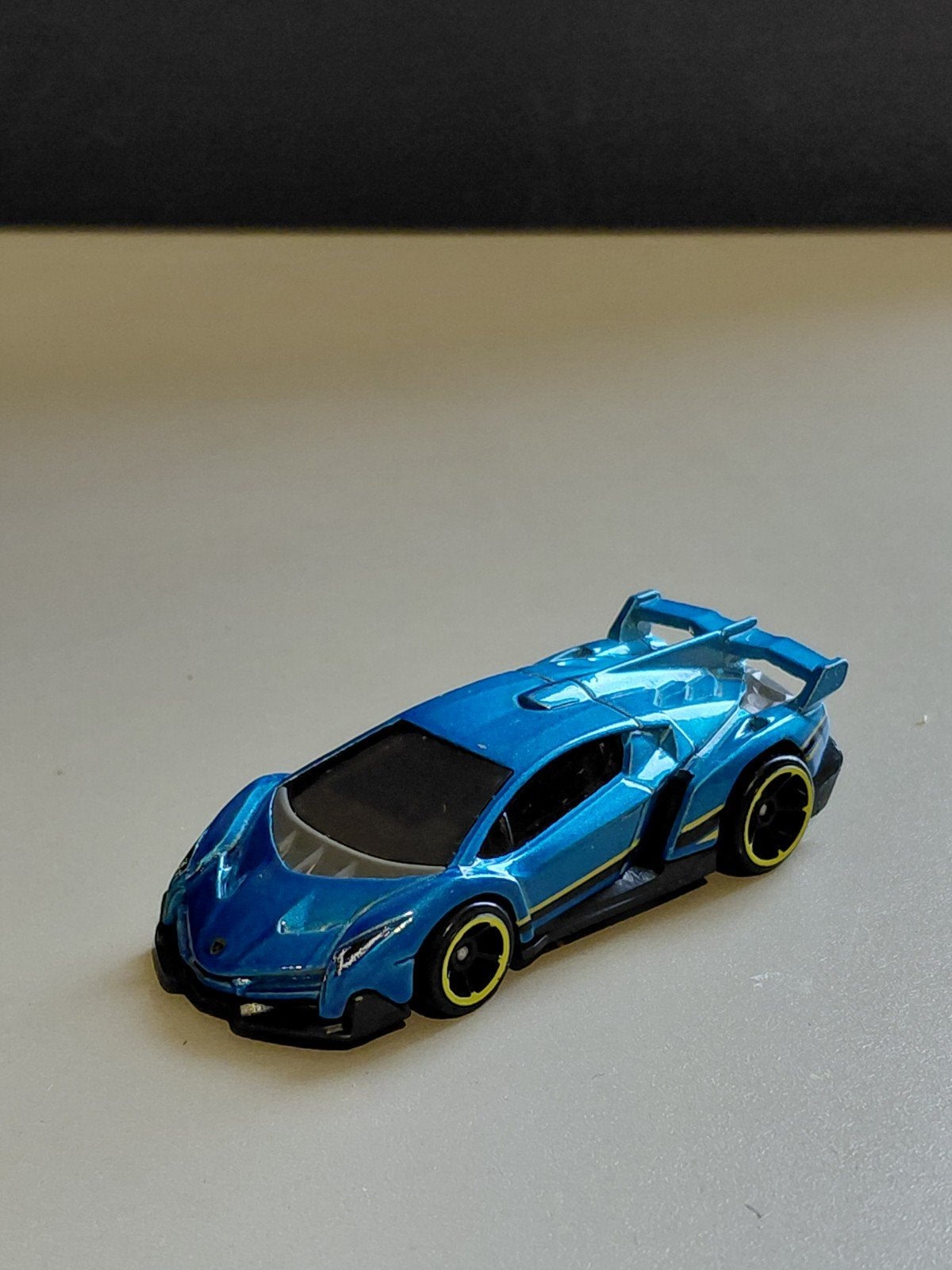 2013 Hot Wheels Lamborghini Veneno Blauw 1:64 Diecast, Ophalen of Verzenden, Zo goed als nieuw