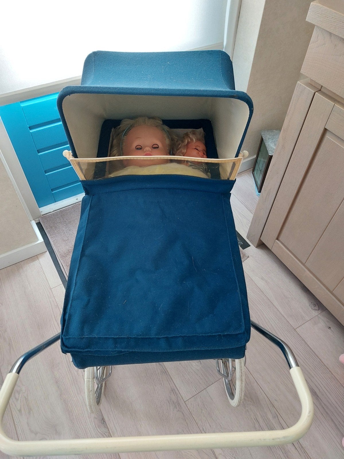 Vintage poppenwagen met poppen en accessoires, Ophalen, Gebruikt, Babypop