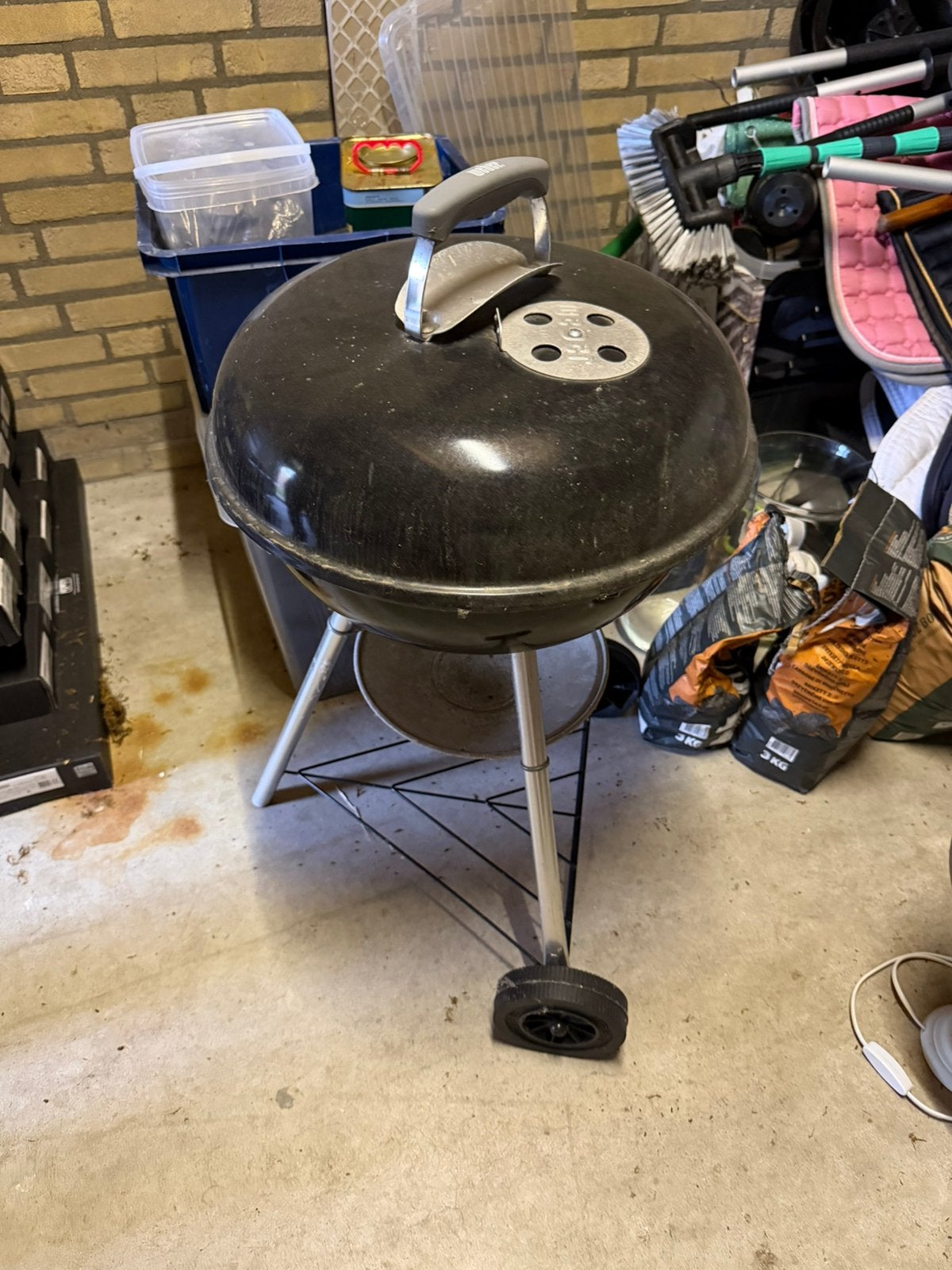 Weber BBQ incl 4 zakken houtskool, Ophalen, Gebruikt