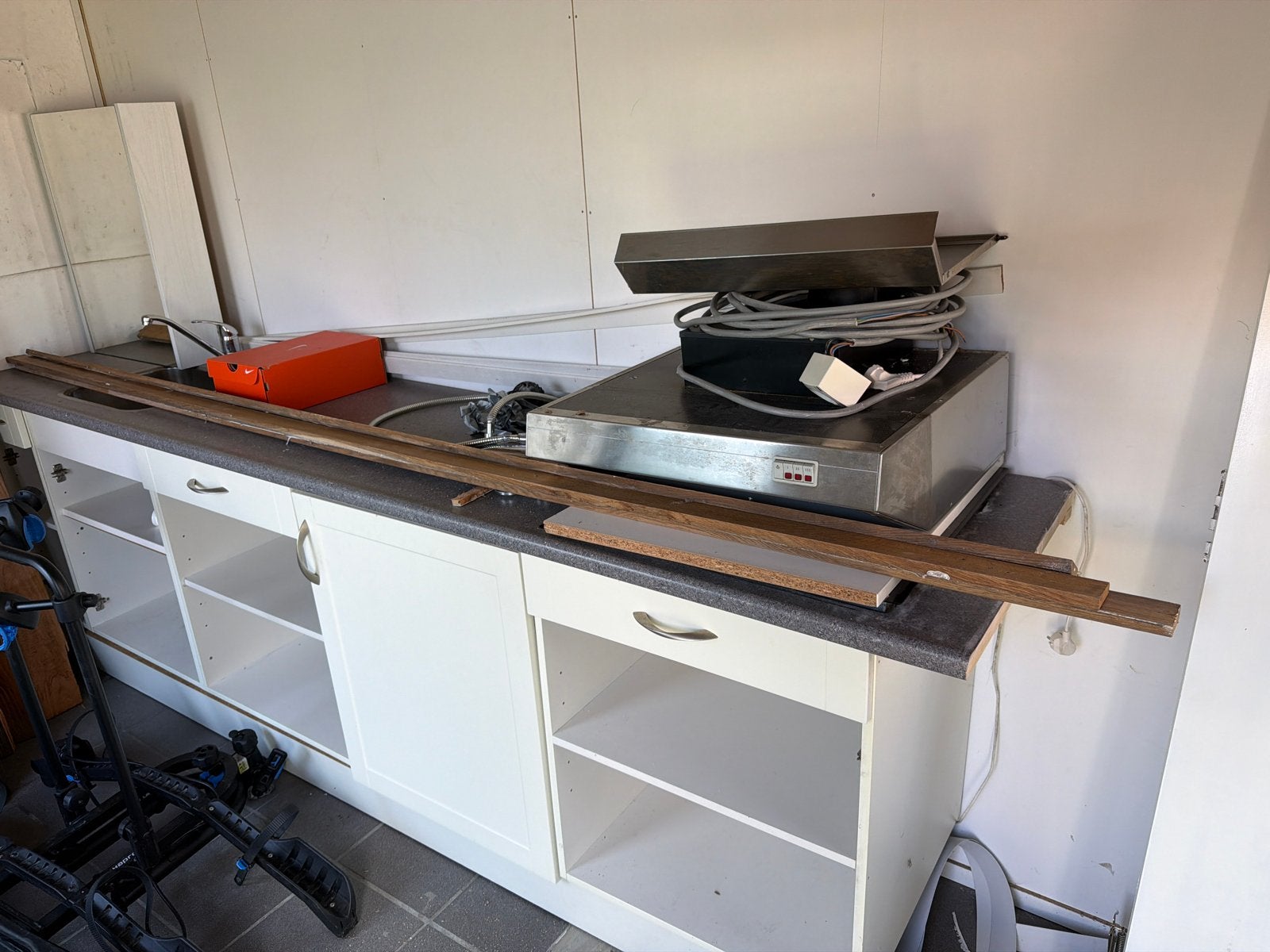 Witte keuken met donker aanrechtblad en spoelbak, Ophalen, Gebruikt, Wit, Enkelwandige keuken