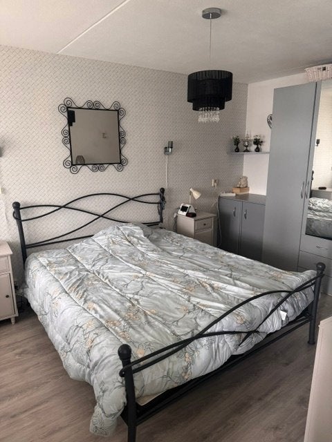 Ledikant 160x200cm met verstelbare spiralen en matras, Ophalen, Zo goed als nieuw, Ledikant