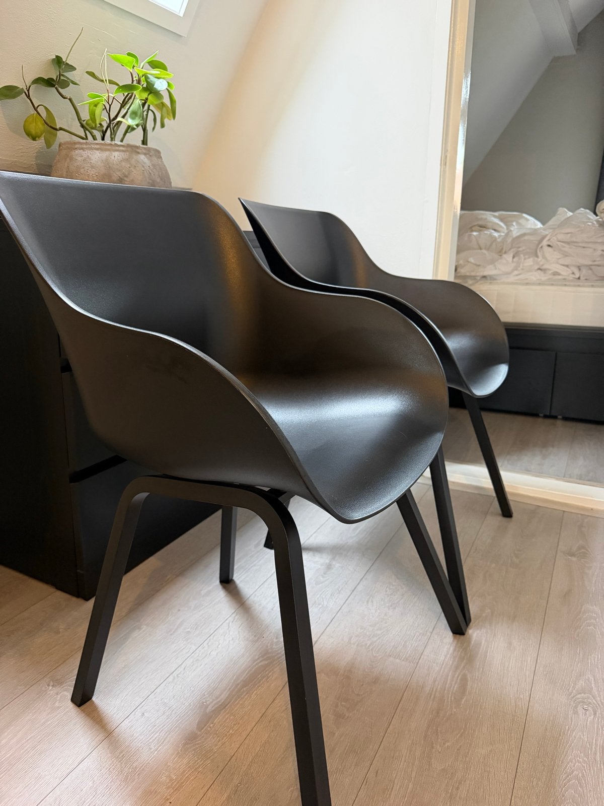 2 zwarte kunststof kuipstoelen (binnen), Huis en Inrichting, Ophalen, Kunststof, Gebruikt, Twee