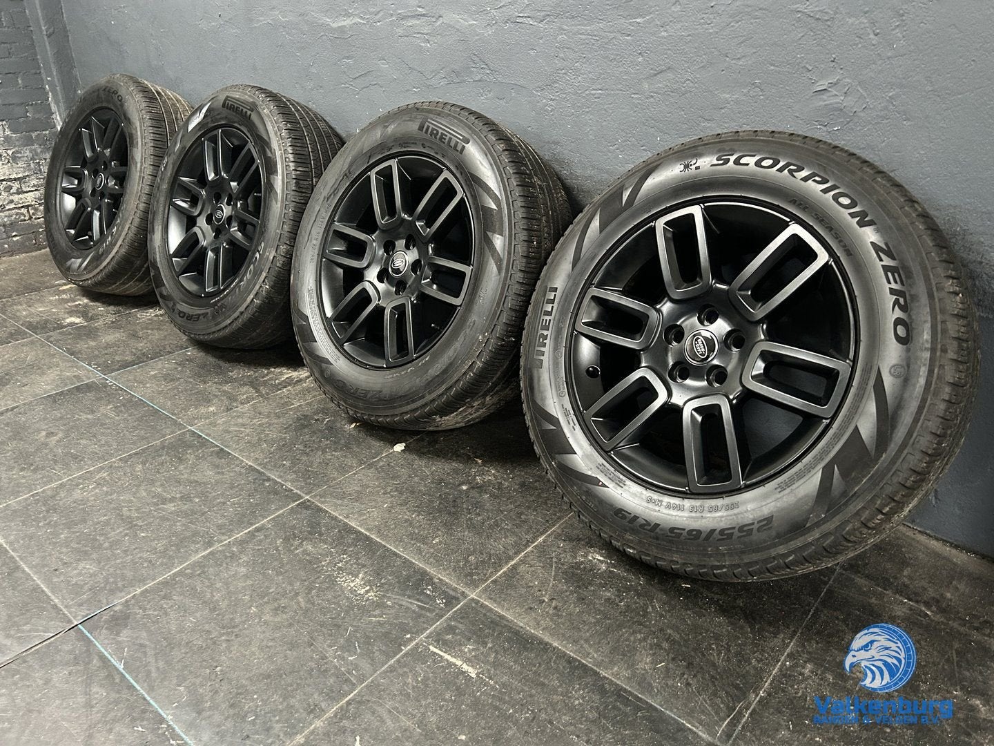 6mm! Land Rover Defender 19 inch zwarte velgen TPMS 5x120 Al, 19 inch, Gebruikt, 255 mm, -