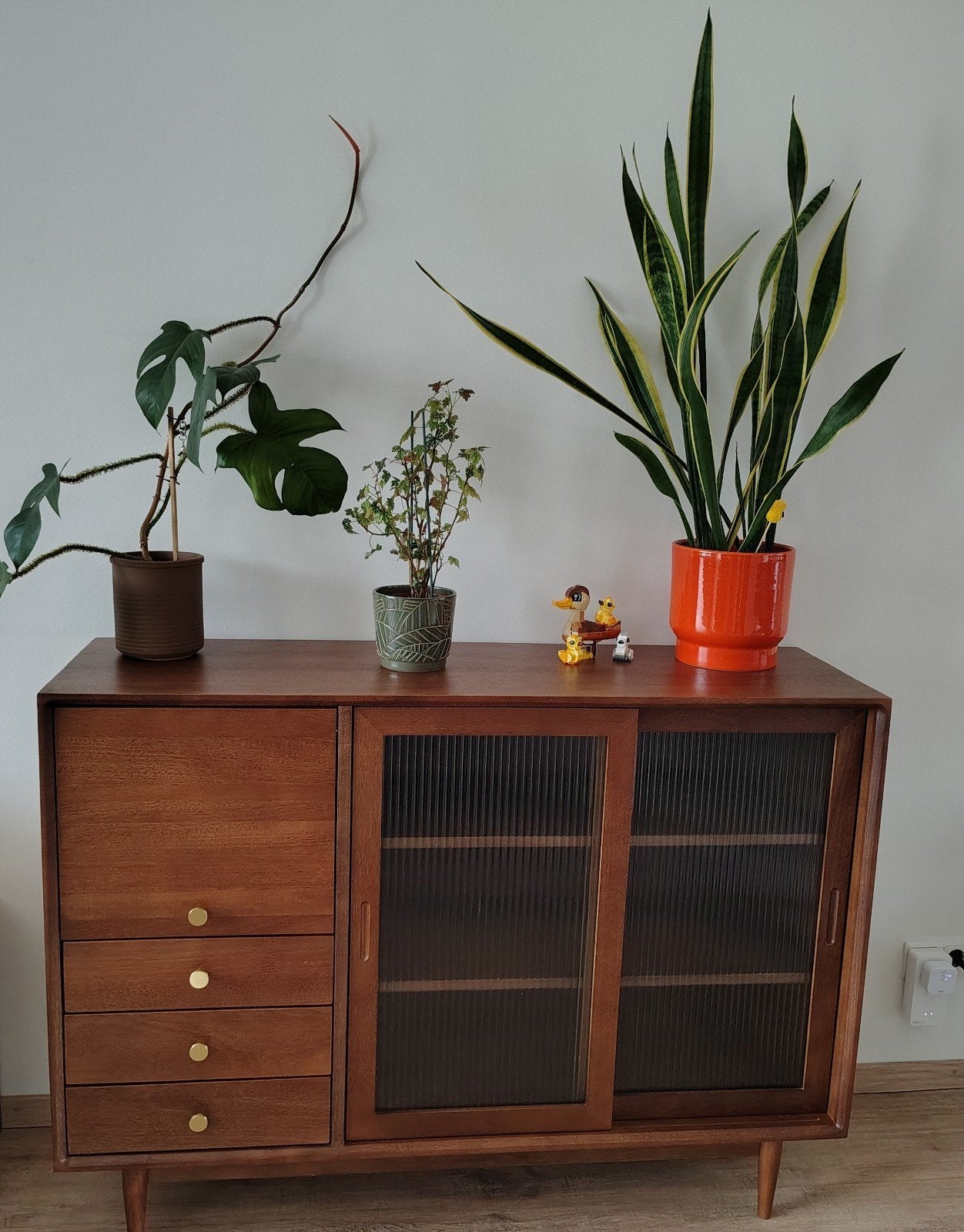 Walnoten dressoir vintage Loods 5 130x40x95., Huis en Inrichting, Kasten | Dressoirs, Ophalen, 100 tot 150 cm, Vintage, Met deur(en)