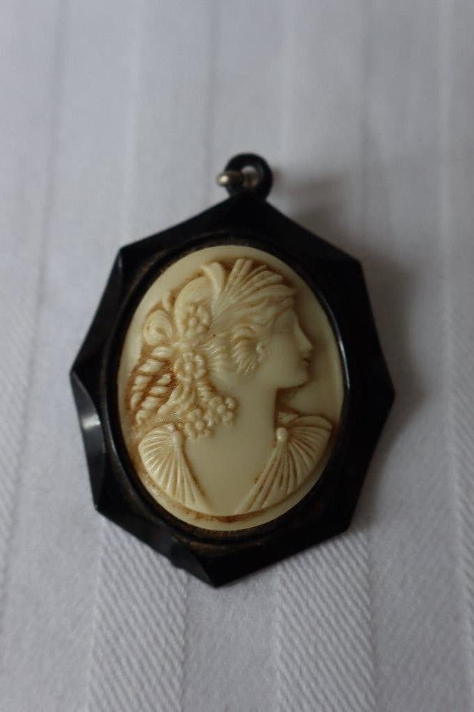 Antiek Victorian Revival bakelite cameo hanger 1930-1940, Ophalen of Verzenden, Dames