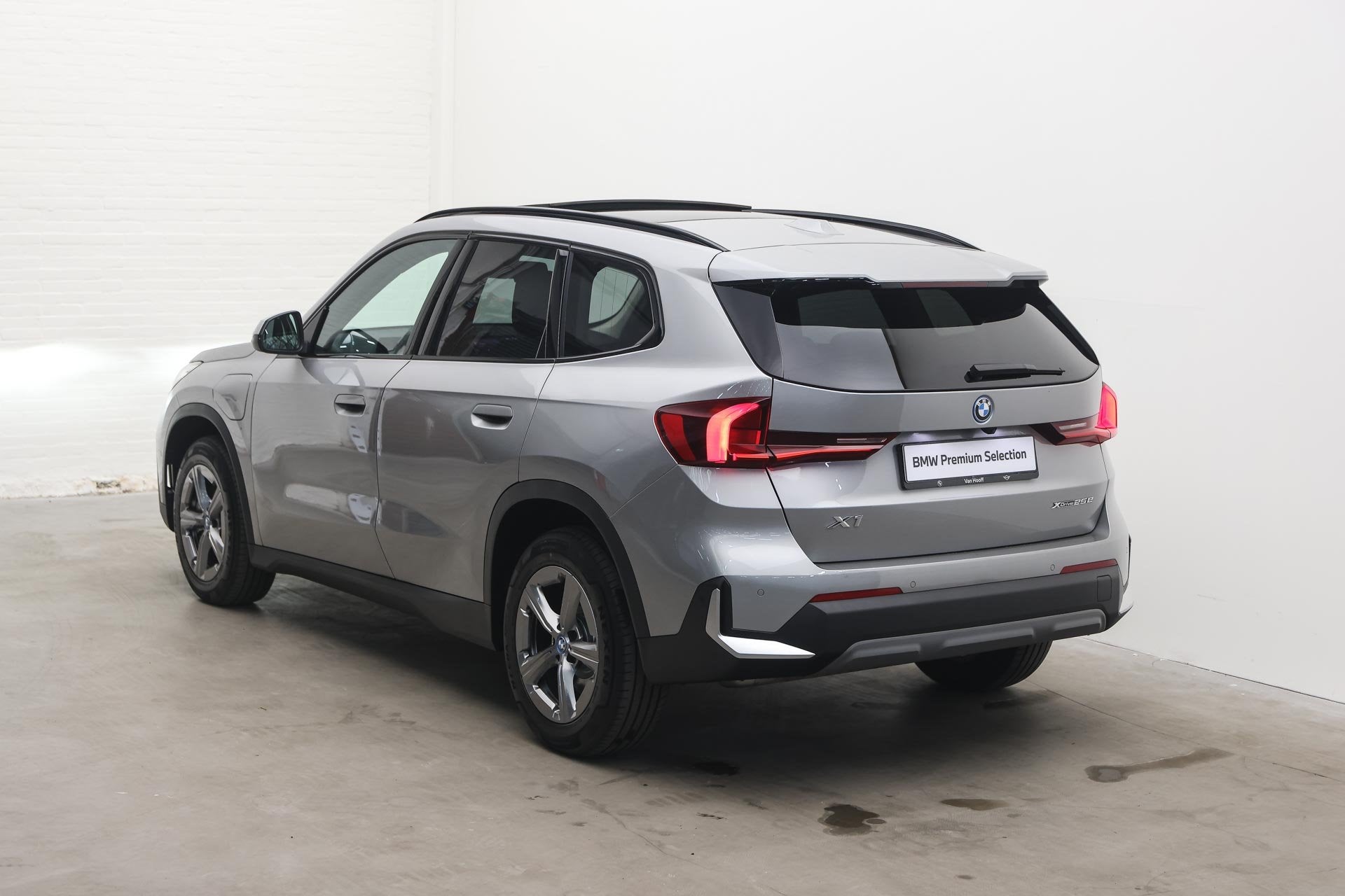 BMW X1 xDrive25e Automaat / Trekhaak / Panoramadak / Achteru, Gebruikt, Met garantie (alle), Hybride Elektrisch/Benzine, 3 cilinders