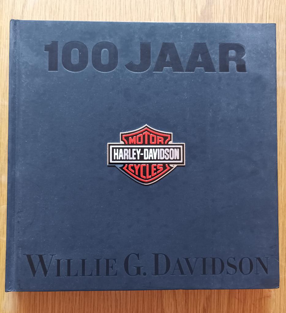 100 jaar Harley Davidson motoren jubileumboek, Ophalen of Verzenden, Zo goed als nieuw, Willie G. Davidson, Merk of Model
