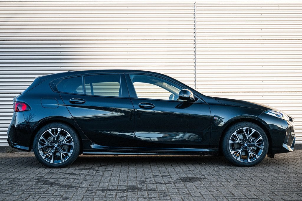 BMW 1 Serie 120 M Sport Automaat / Sportstoelen / Achteruitr, Auto's, BMW, Gebruikt, 156 pk, Met garantie (alle), Zwart