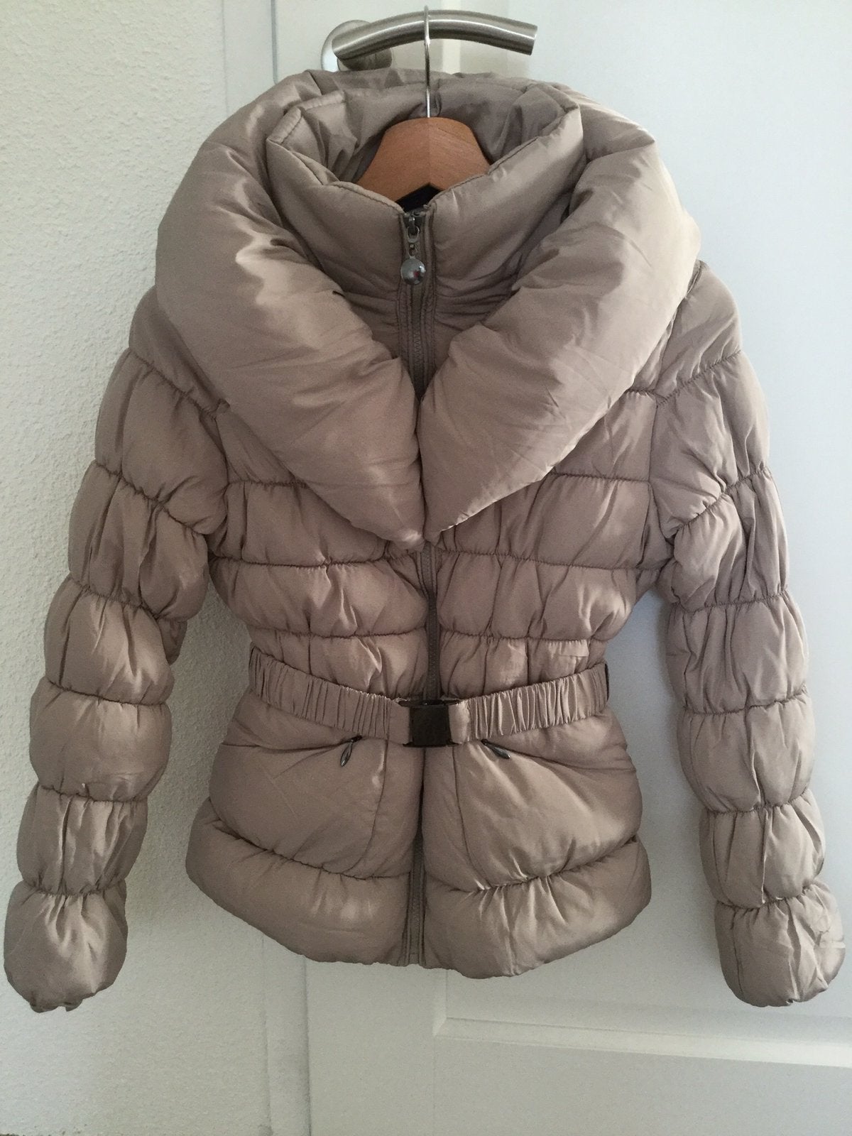 Mooie nieuwe winterjas taupe maat 36, Kleding | Dames, Jassen | Winter, Ophalen of Verzenden, Nieuw, Maat 36 (S)