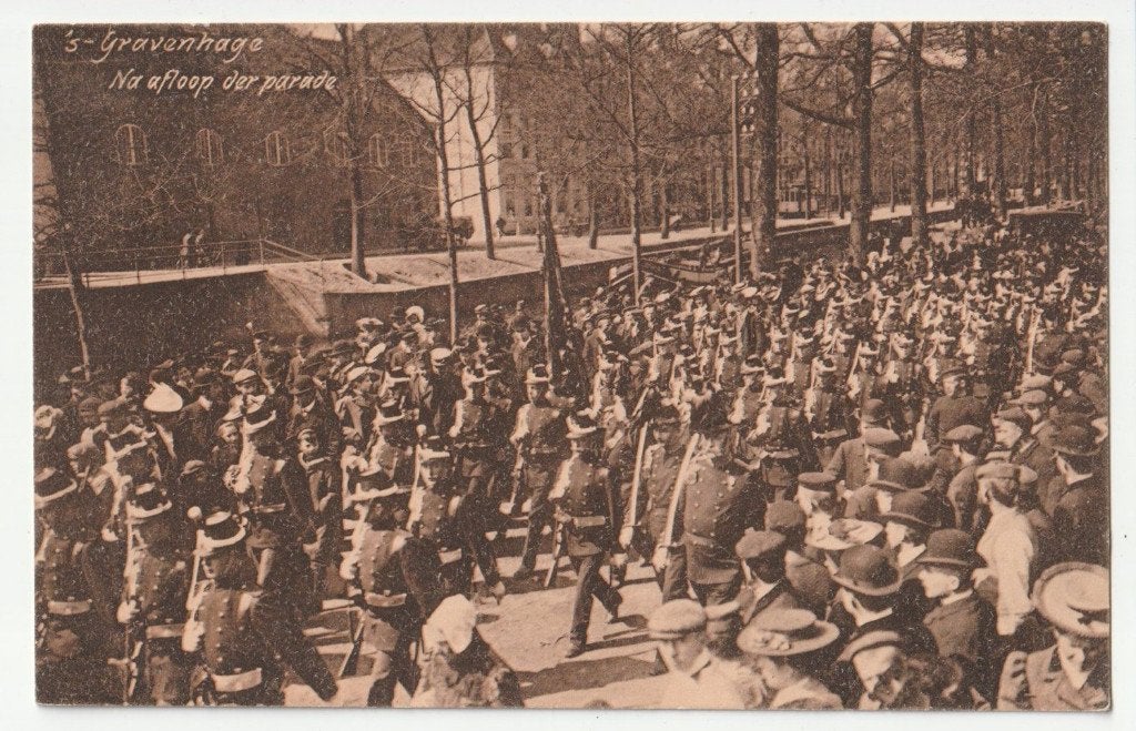 's-Gravenhage militairen na afloop der parade 1912, Verzenden, Overige typen, X, Nederland