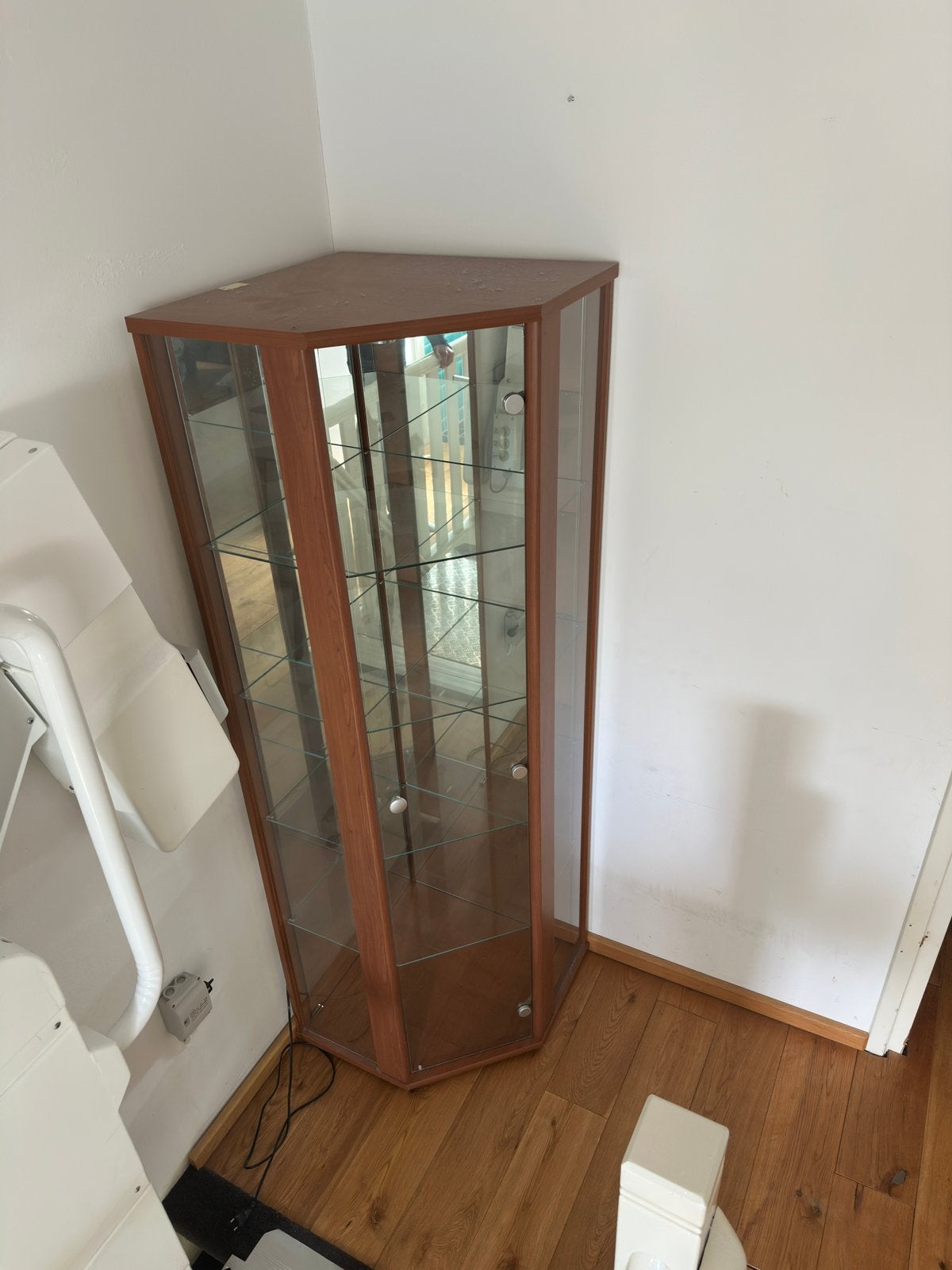 Mooi vitrine kast voor in de hoek, Ophalen, Met deur(en), Overige houtsoorten, 50 tot 100 cm