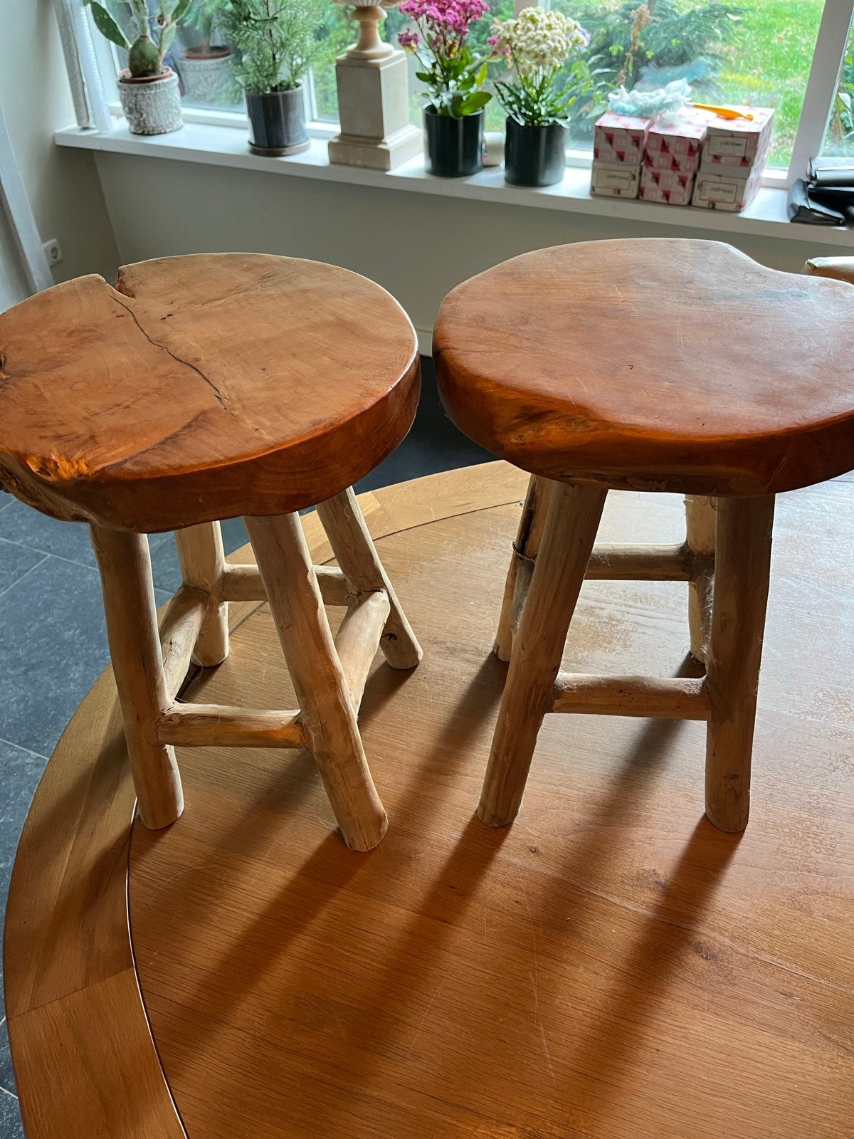 Twee massief houten krukjes - Nieuw en stabiel, Ophalen, Nieuw, Hout