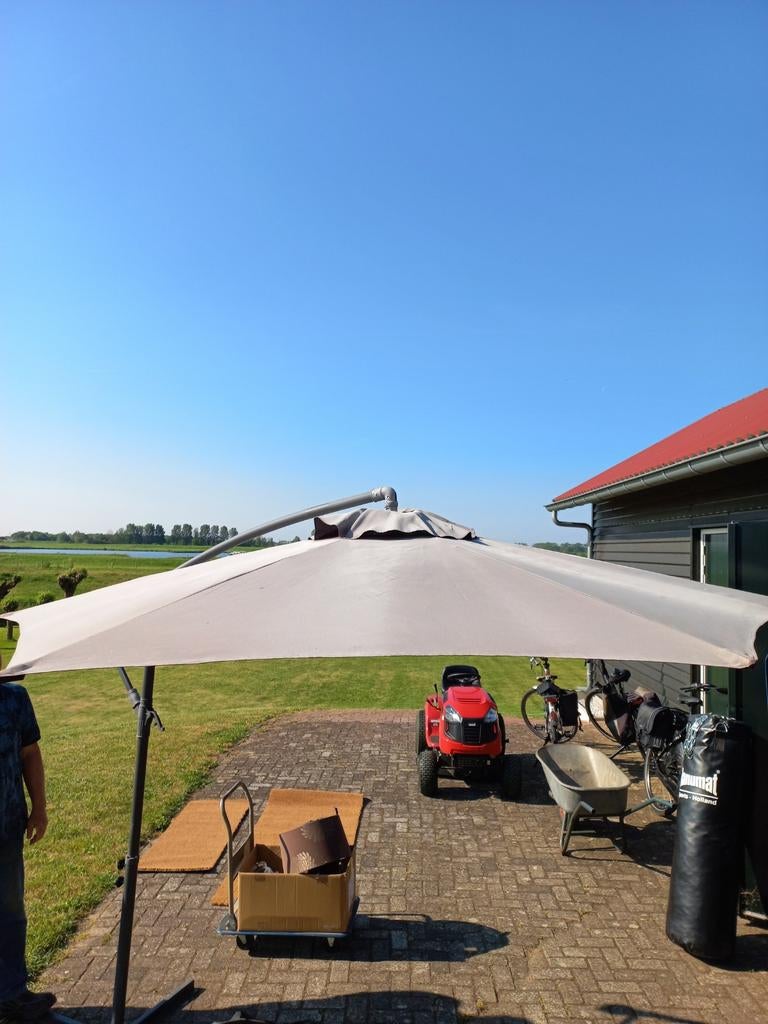 Parasol op voet 140 breed - Ideaal voor terras of tuin, Ophalen, Gebruikt, 1 tot 2 meter, Zweefparasol