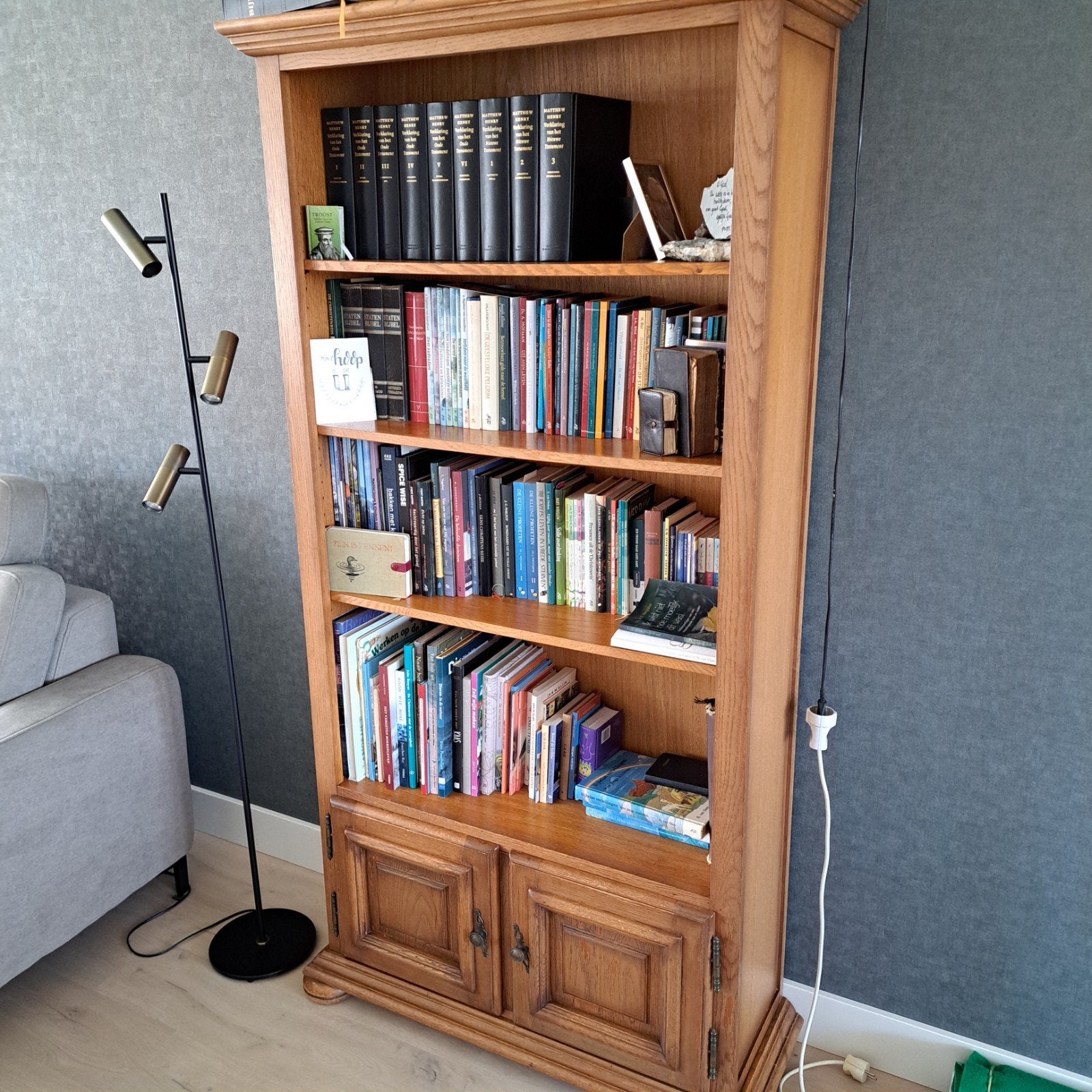 Eikenhouten boekenkast met deuren, honingkleurig patiné, Ophalen, Klassiek, Eikenhout, 50 tot 100 cm