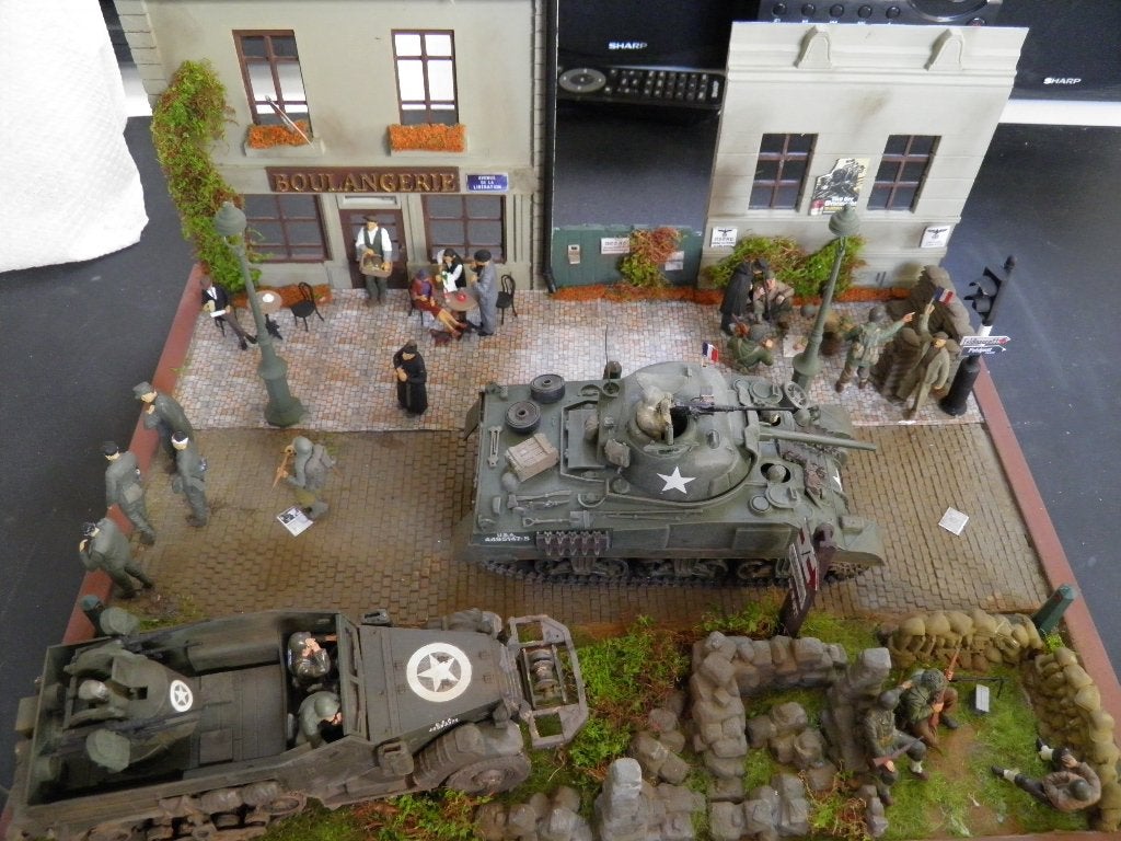 diorama(42 x 32 cm) na de bevrijding van Caen 1944 WOII 1/35, Ophalen of Verzenden, Nieuw, 1:35 tot 1:50