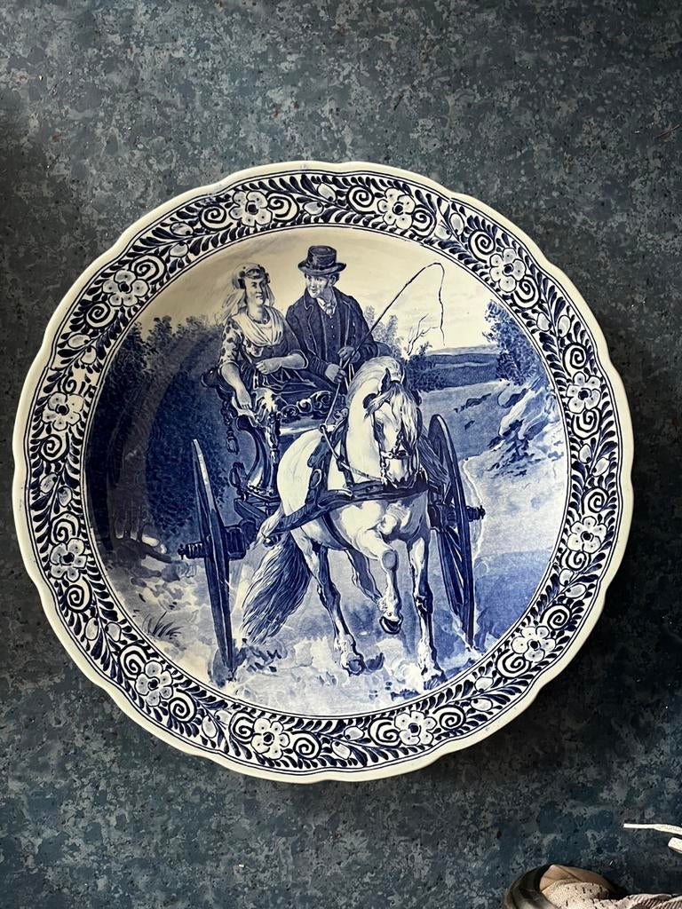 Bord Delfts blauw paard en koets – Royal Sphinx Maastricht, Antiek en Kunst, Antiek | Wandborden en Tegels, Ophalen