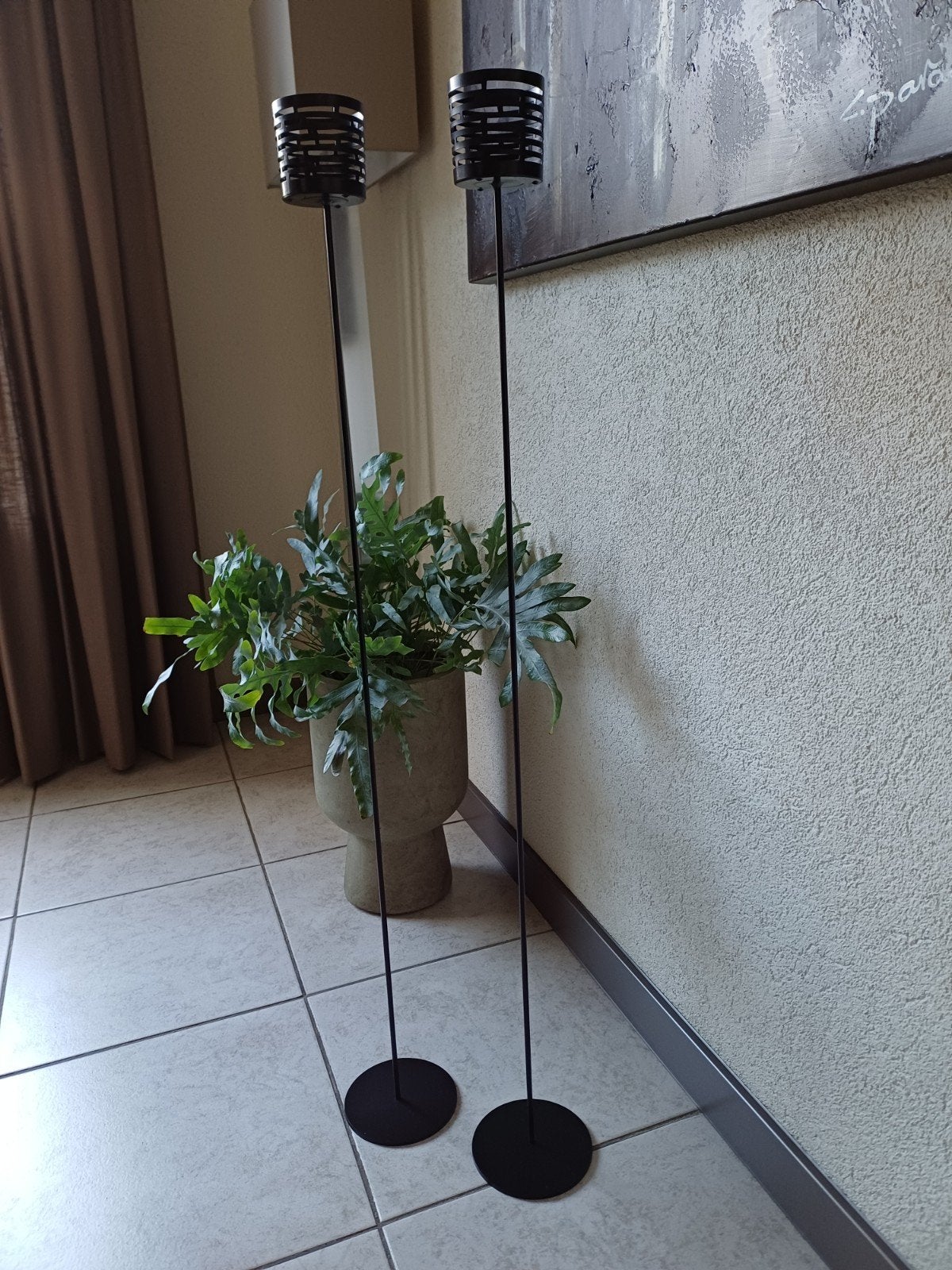 Te koop: 2 Chique zwart metalen kandelaars - Hoogte 108 cm, Ophalen, 100 tot 150 cm, Sober-Landelijk / Industrieel, Zo goed als nieuw