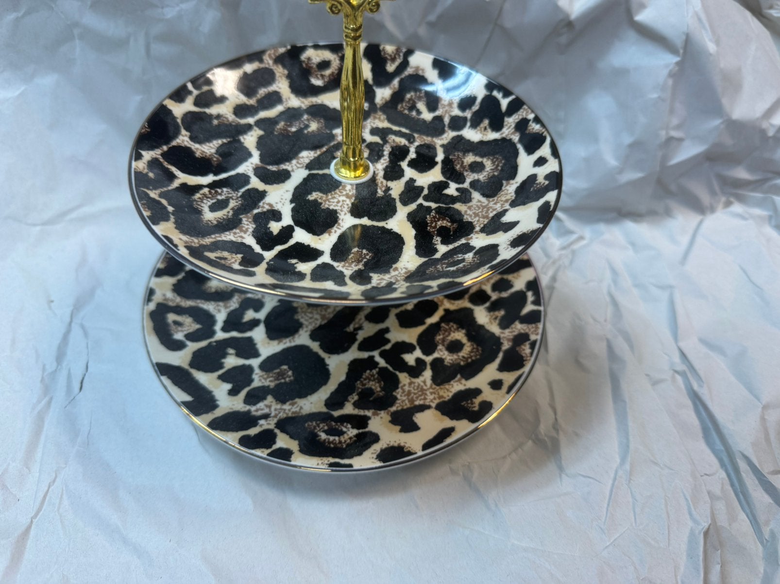Deze etagère heeft een opvallend luipaardpatroon en een gou, Huis en Inrichting, Woonaccessoires | Etagères, Ophalen, ., Zo goed als nieuw