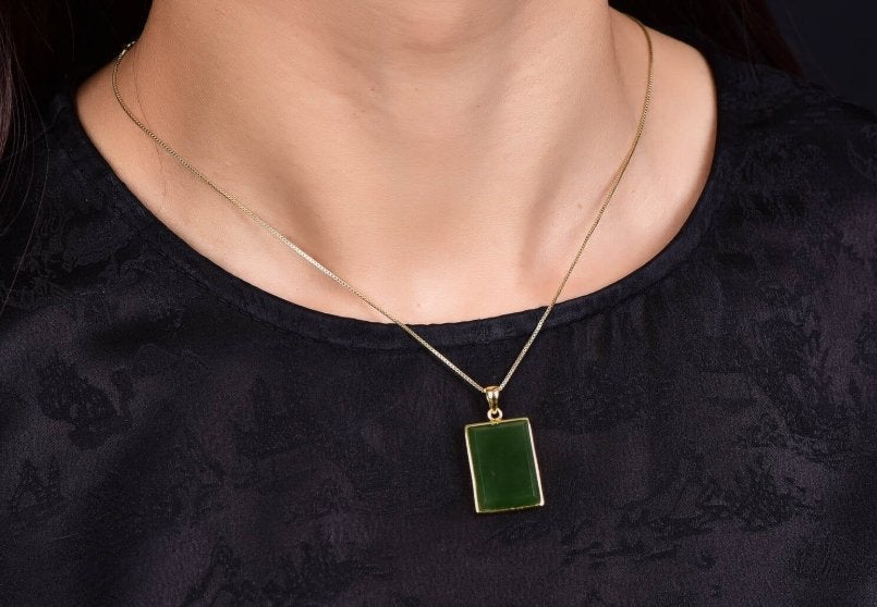 Nefrietjade hanger met ketting, Overige voorstellingen, Nieuw, Ophalen of Verzenden, Steen of Mineraal