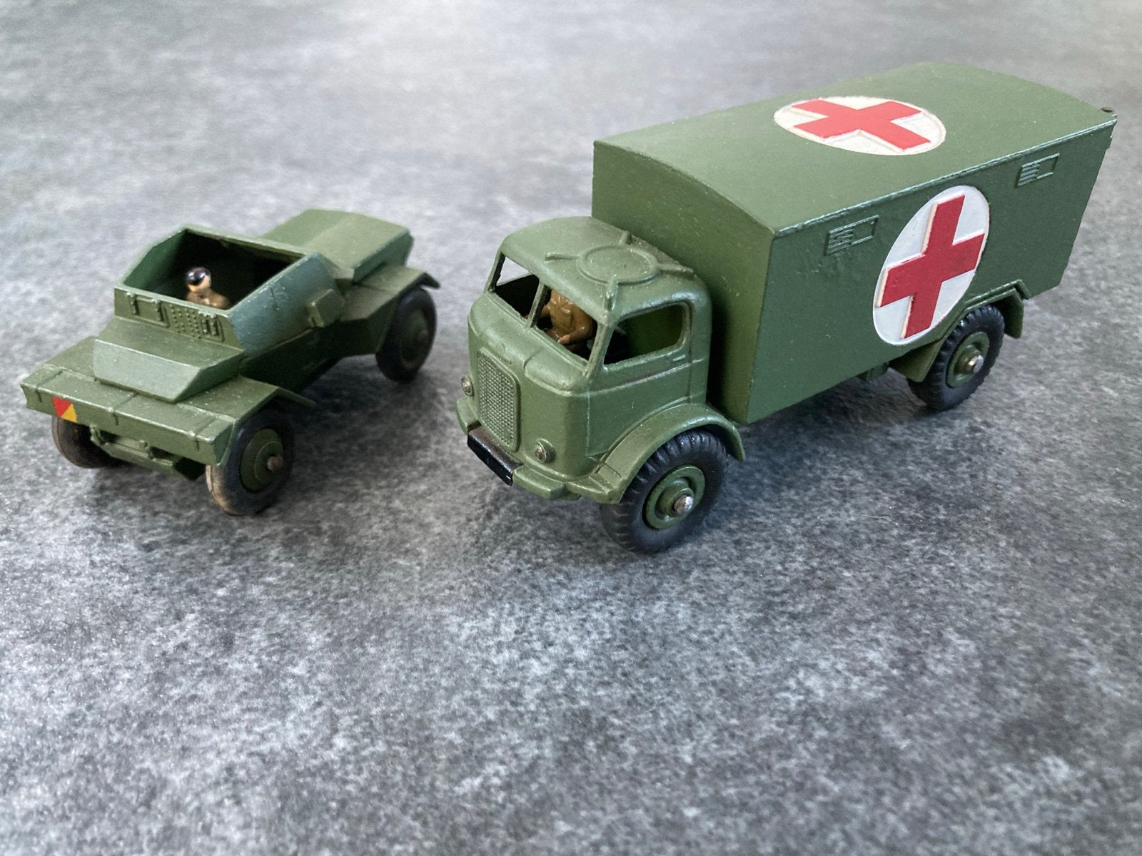 Dinky Toys Militaire Ambulance en Scout Car (Vintage), Ophalen of Verzenden, Zo goed als nieuw, Bus of Vrachtwagen, Dinky Toys