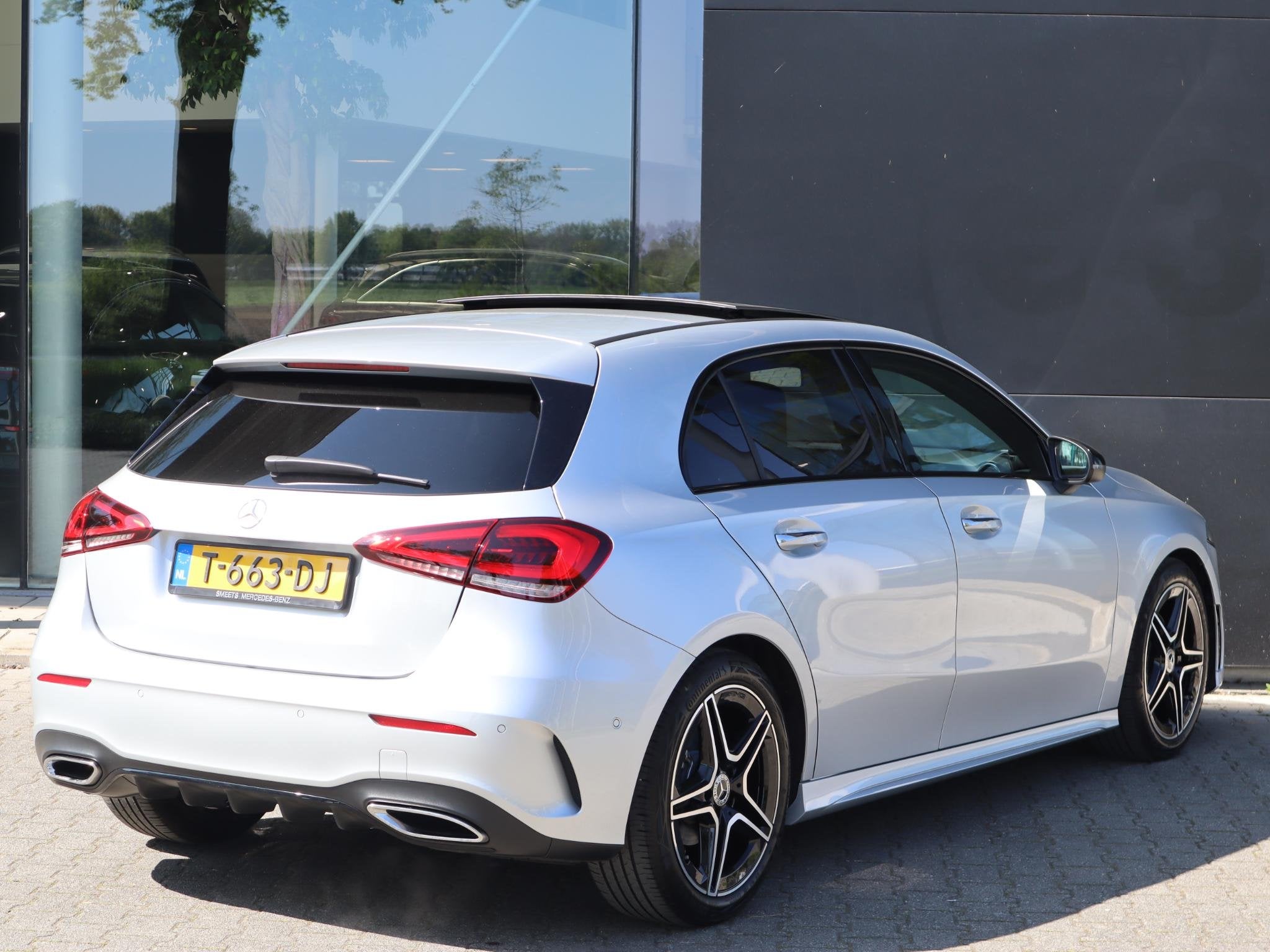 Mercedes-Benz A-klasse 180 AMG Line l Panorama dak l Keyless, Auto's, Dealer onderhouden, Gebruikt, 4 cilinders, Origineel Nederlands