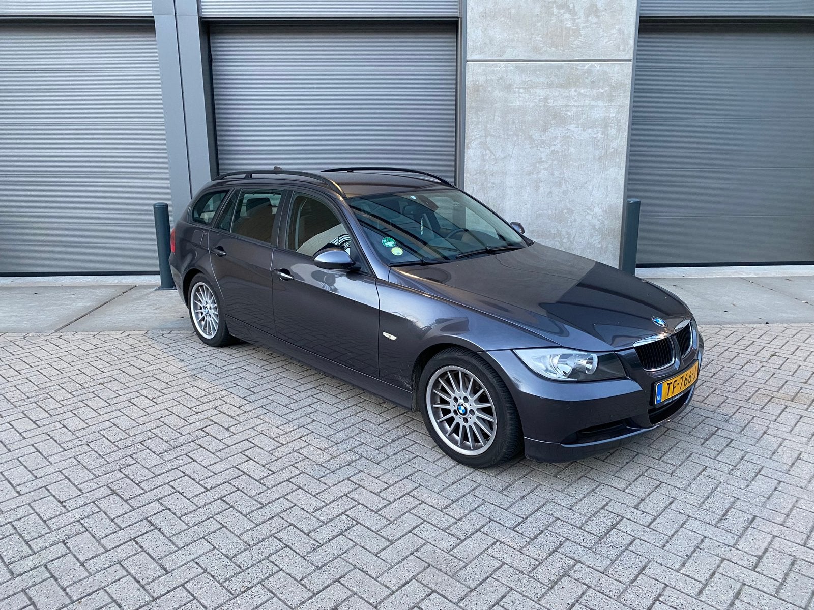 Grijze BMW 3-Serie 318i E90 Touring Automaat/Benzine/APK/AC!, Auto's, BMW, Automaat, 1995 cc, 1435 kg, Grijs