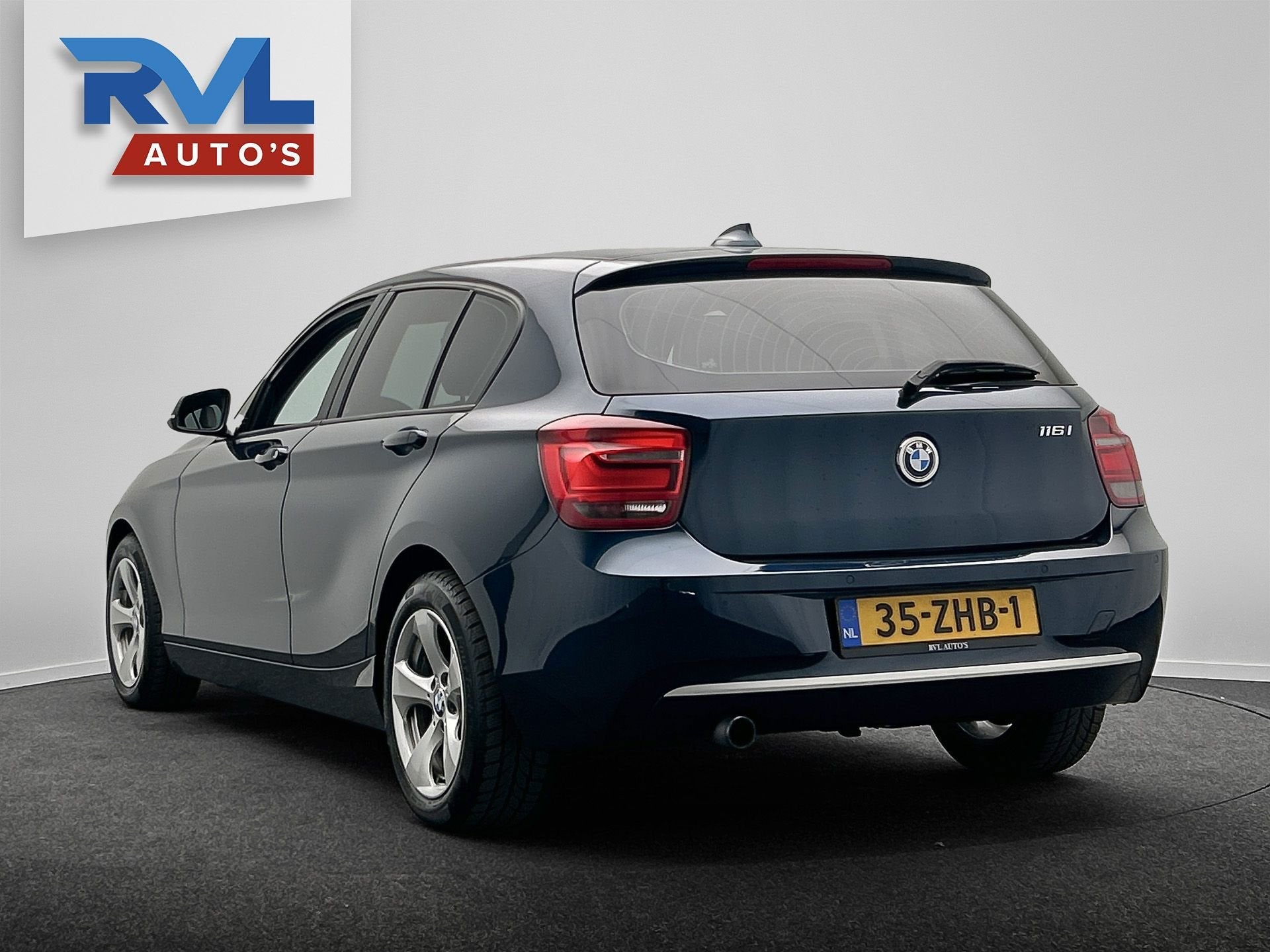 BMW 1-serie 116i Upgrade Edition | Origineel NL | Trekhaak |, Euro 5, Gebruikt, Beige, 4 cilinders