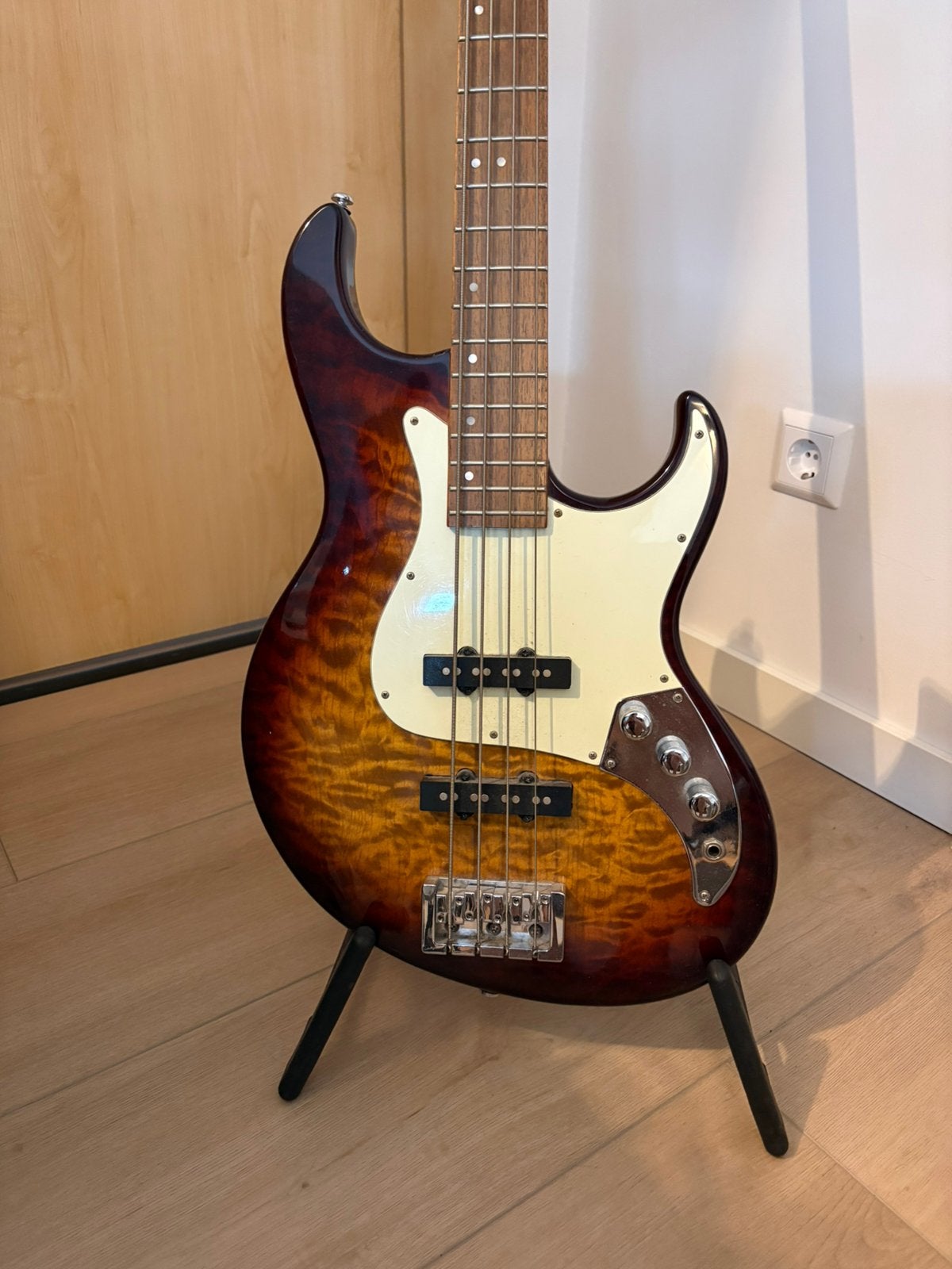 Basgitaar Greg Benneth fairlane inclusief versterker, Ophalen, Zo goed als nieuw
