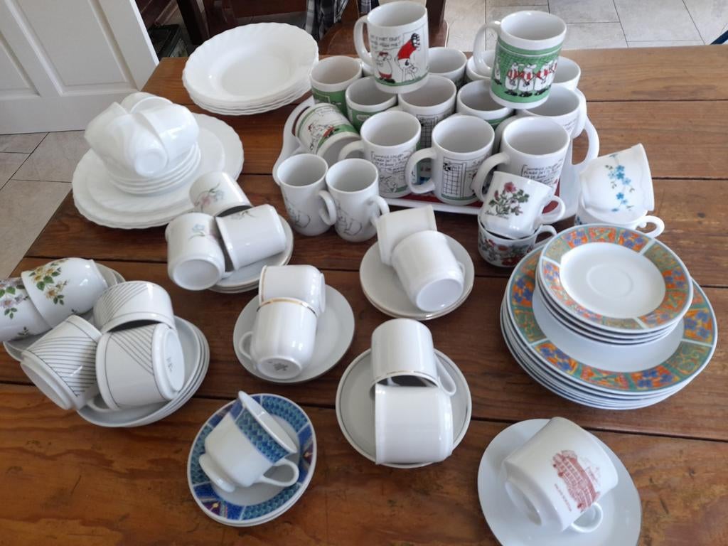Kop en schotels en koffiemokken, Ophalen