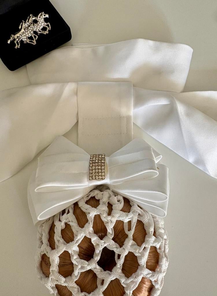 Dressuur plastron, speld en knot, Ophalen of Verzenden, Zo goed als nieuw