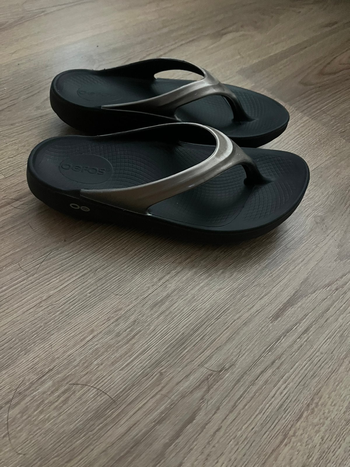 Oofos slipper., Ophalen, Nieuw, Zwart