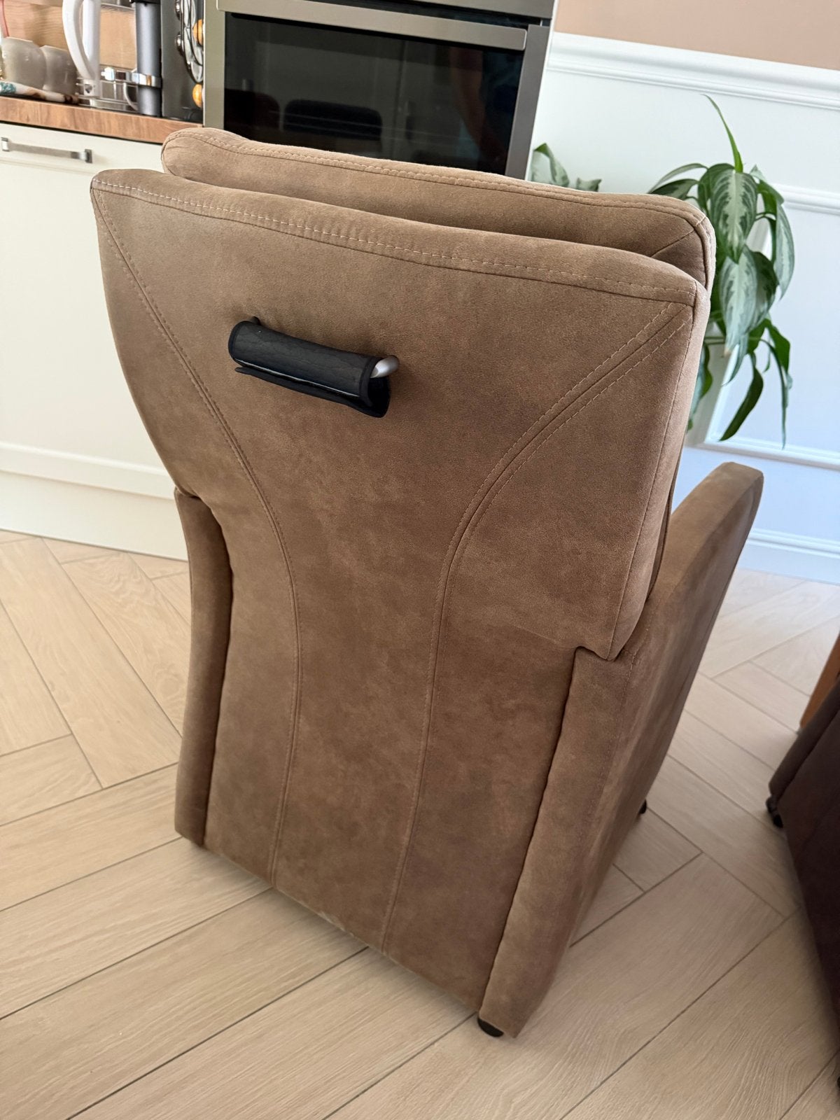Foto 8 van Eettafel met 6 luxe eetkamerstoelen op wieltjes