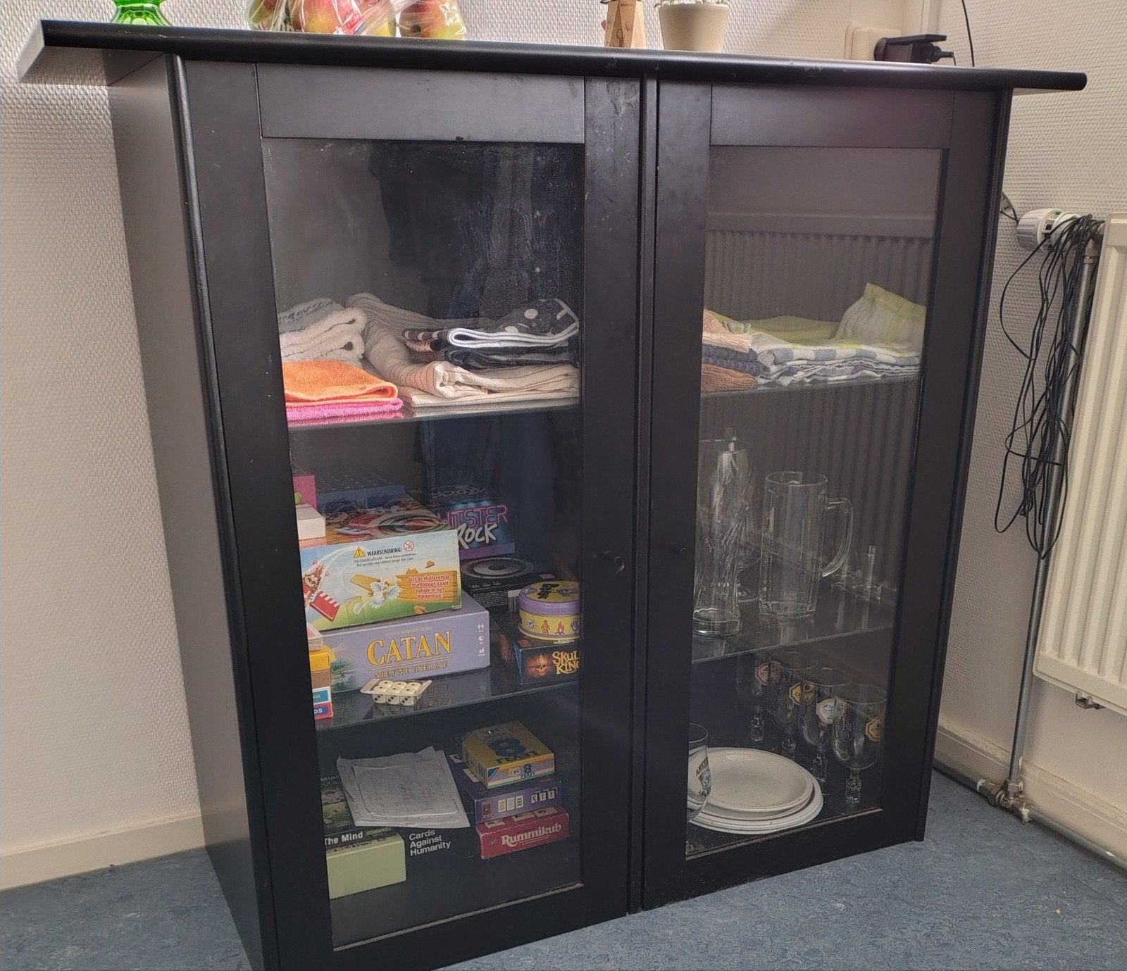 Gratis zwarte vitrinekast, Ophalen, Glas, 50 tot 100 cm, 150 tot 200 cm