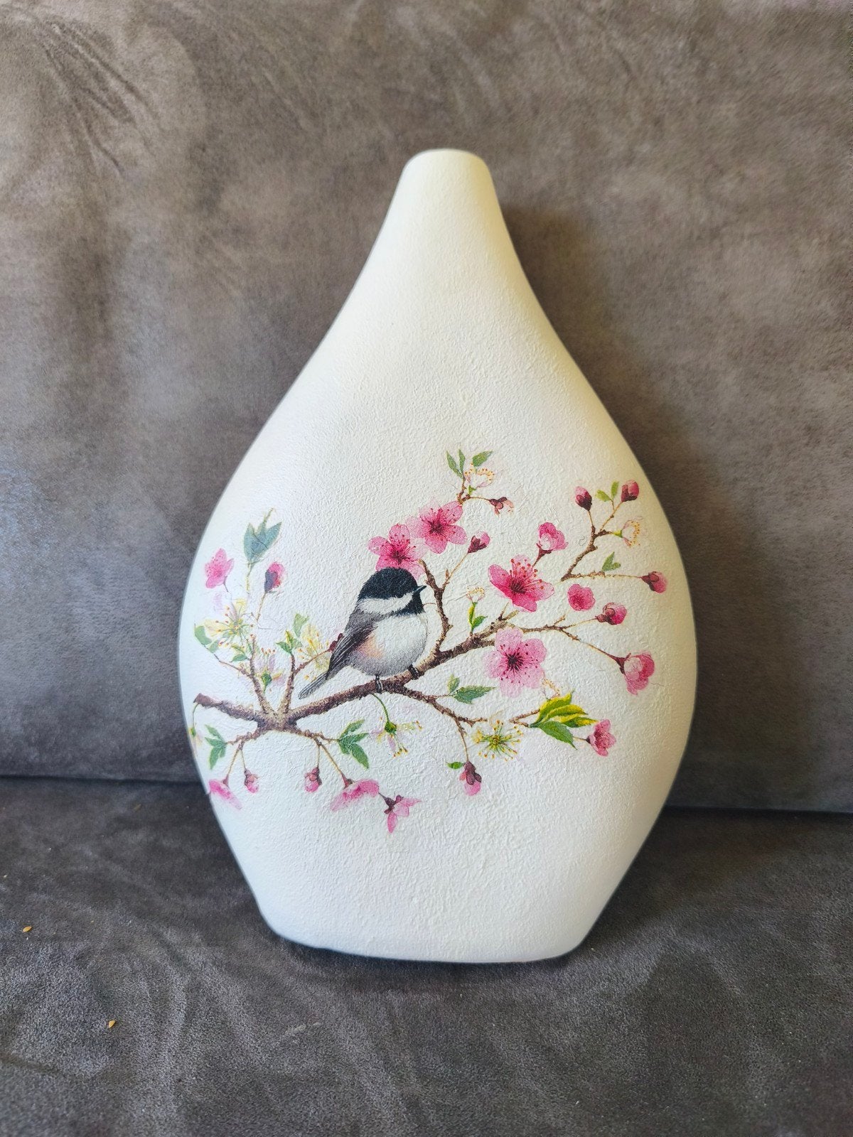 Decoratieve vaas en appel met vogel en bloesem, Huis en Inrichting, Woonaccessoires | Vazen, Overige materialen, Met patroon/structuur