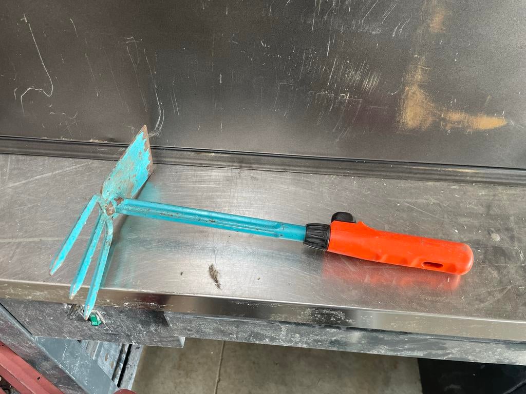 Tuinhark met schoffel - Handig tuingereedschap, Ophalen of Verzenden, Zo goed als nieuw