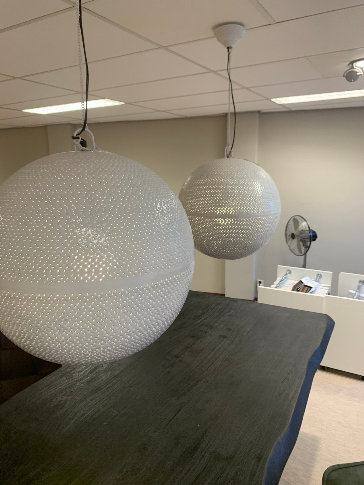 PTMD Collection Hanglampen - Set van 2 Witte Bolvormige Lamp, Ophalen of Verzenden, Zo goed als nieuw, Metaal, E27 (groot)