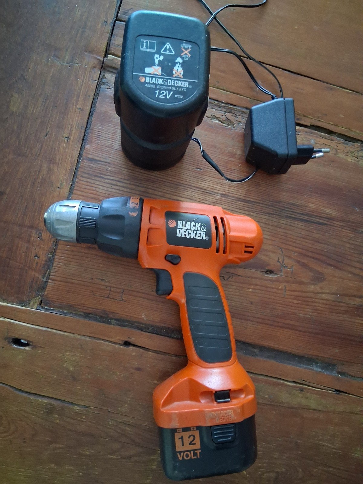 Black en Decker accu boor/schroefmachine met 2 accu's, Ophalen, Gebruikt, Variabele snelheid, Boor- en Schroefmachine