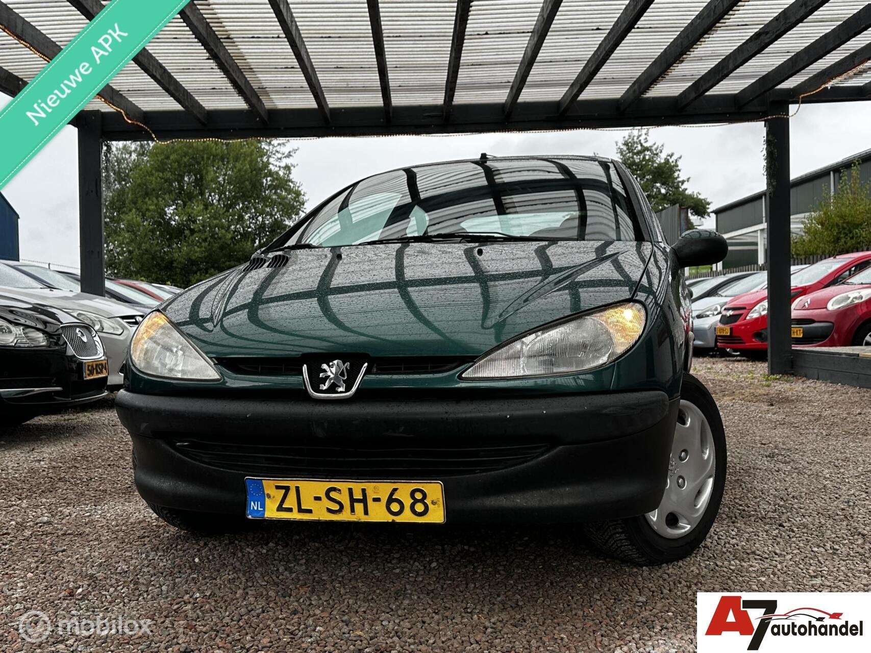 Peugeot 206 1.4 XT Nieuwe APK //Automaat, Bedrijf, 75 pk, 955 kg, Velours