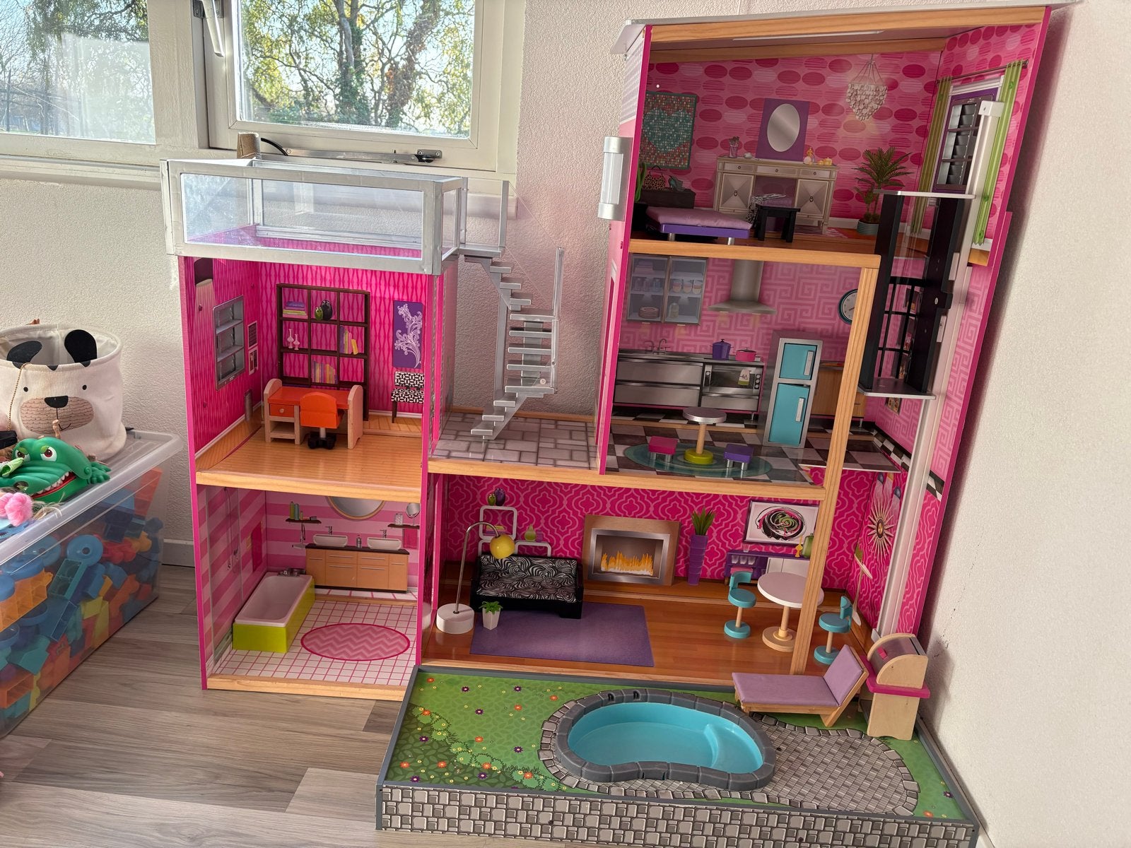 Luxe houten poppenhuis 3 verdiepingen incl. meubels, Ophalen, Zo goed als nieuw, Poppenhuis