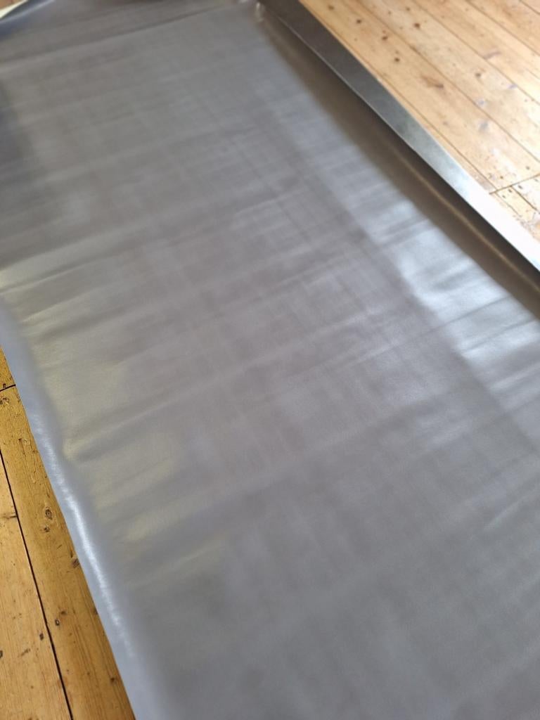 Rol doek skai / kunstleer grijs +/- 140x500cm, Hobby en Vrije tijd, Stoffen en Lappen, Ophalen, 120 cm of meer, Leer of Kunstleer